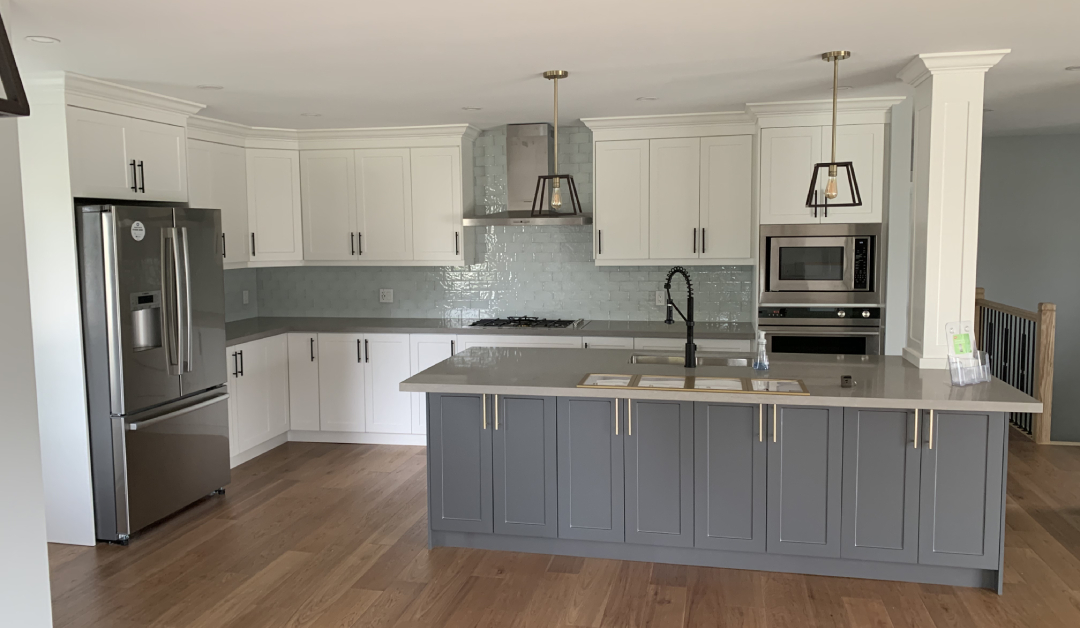 Two-tone custom kitchen cabinets featuring white upper cabinetry extending to the ceiling and a slate grey center island with quartz countertops by Envyland Kitchen Cabinet.